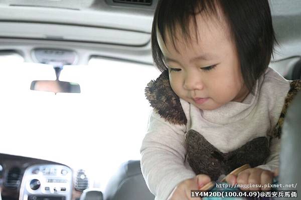 陳小忛在車上沒有安全座椅可坐，動來動去超難抱