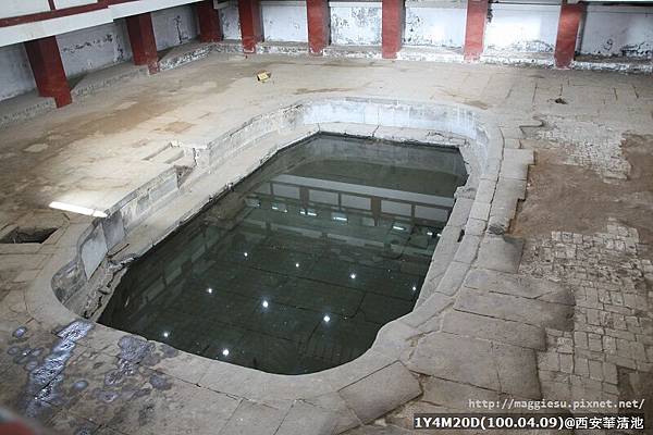 這是當年皇帝泡湯的池子，大多了！池底都是青銅哦～