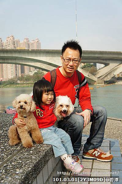 陳小忛得意的抱著兩隻狗說要照相！叫她笑笑還皮笑肉不笑，好假哦~~~