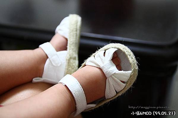 今天滿六個月囉～陳小忛穿上了人生的第一雙鞋鞋，這是表阿姨送的哦～