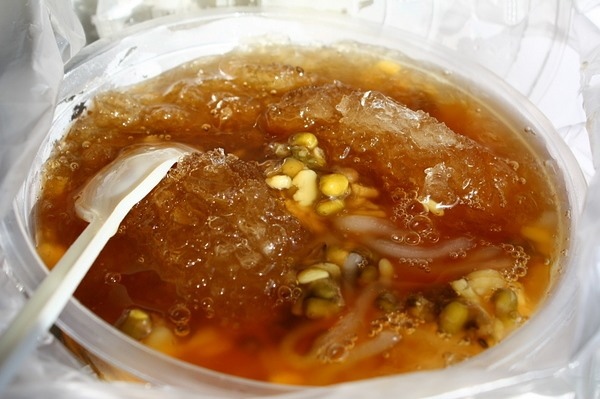 恆春老街裡阿伯賣的綠豆蒜,一碗30料超多又好吃！