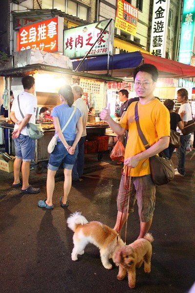 來到六合夜市買我們最愛的烤肉！從以前住在高雄時就很愛囉～