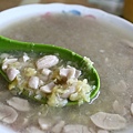 綠豆花生湯，這裡的綠豆是剝殼綠豆，不會很甜，不錯吃～