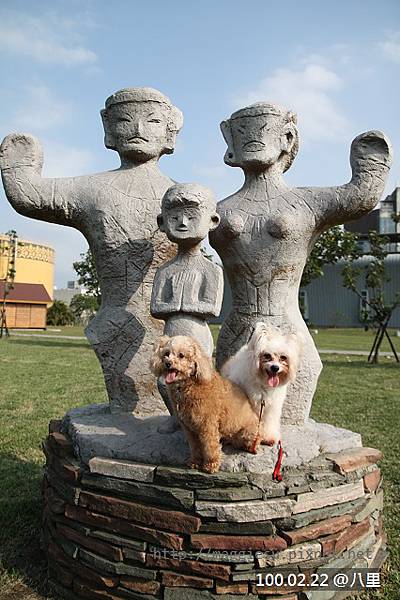 八里"十三行博物館"外，兩隻狗搬到又濕又冷的台北後第一次出門曬太陽！開心的咧～