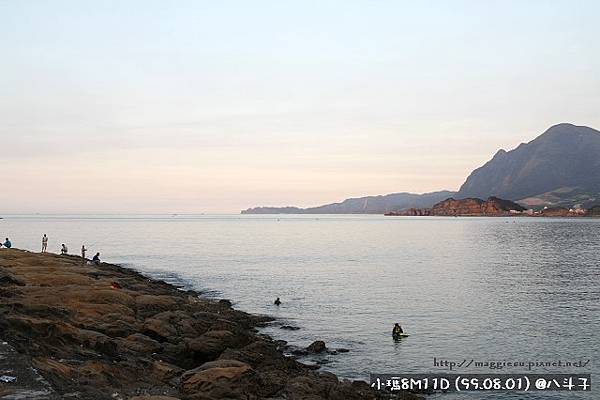 礁岩上有很多釣客，海裡也有潛水的遊客