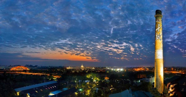 在鞦韆上看出去的夕陽晚霞相當迷人 在鞦韆上看出去的夕陽晚霞相當迷人