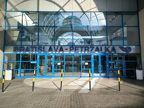 IMG_001Bratislava Petrzalka火車站.jpg