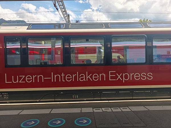 IMG_001黃金列車(Luzern-Interlaken Express).jpg