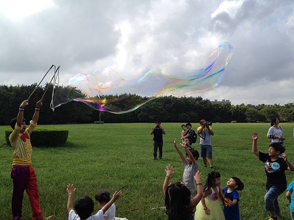 0711高雄都會公園戶外生日派對魔術汽球表演+大型泡泡表演 (9).JPG