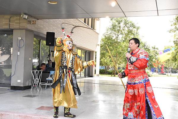 台東美術館魔術表演+人入大氣球+猴王川劇變臉+奇幻泡泡秀+小丑汽球秀 (4).JPG