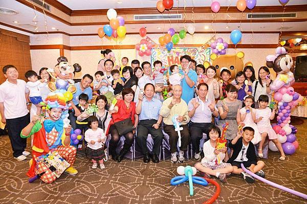 高雄福華飯店生日抓週派對活動主持+人偶租借+魔術表演 (8).jpg