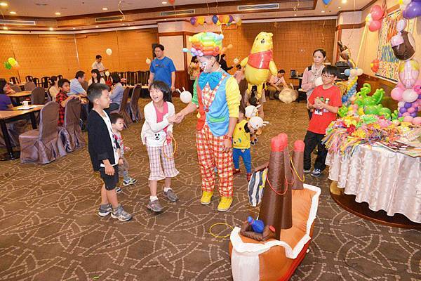 高雄福華飯店生日抓週派對活動主持+人偶租借+魔術表演 (10).jpg