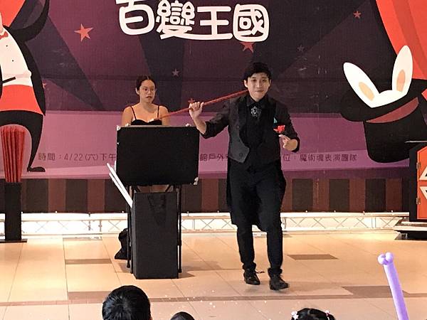 0422台南生活美學館魔術表演+小丑汽球表演+人入大氣球+大型魔術道具人體切割美女兩分+紙箱刺人 (14).jpg