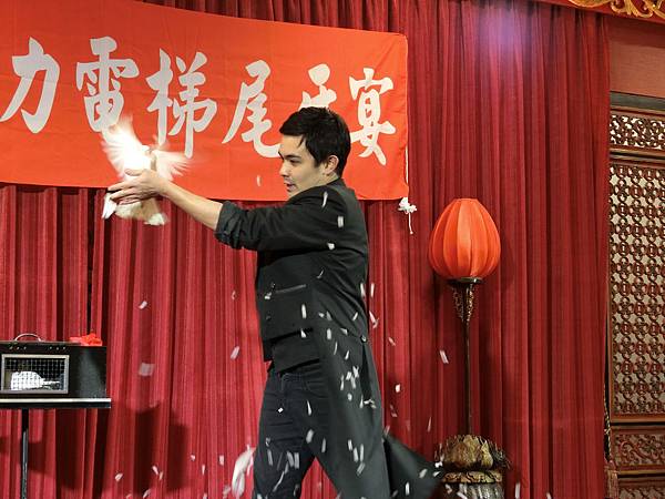 高雄南北樓尾牙主持人+魔術表演+辣妹舞團表演+川劇變臉+大型魔術道具萬劍穿心 (10).JPG