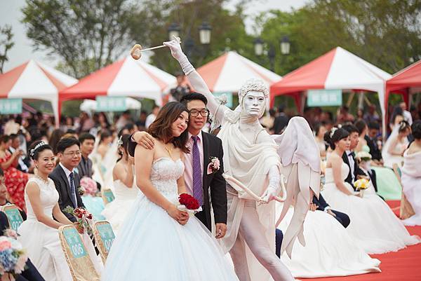 台南市政府集體結婚愛神丘比特行動雕像表演~奇美博物館 (2).JPG