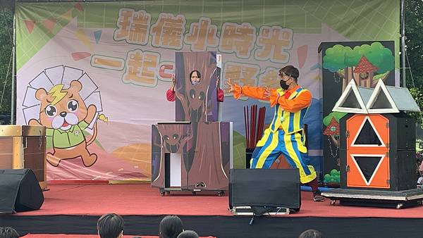 高雄衛武營瑞儀光電家庭日小毛頭魔術劇團演出-大型魔術劇-朵拉的夢想盒-吉祥物帶動跳 (74).JPG