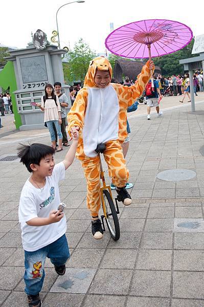 台北動物園百周年慶遊行小丑特技表演 (3).jpg