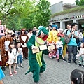 台北動物園百周年慶遊行小丑特技表演 (4).jpg