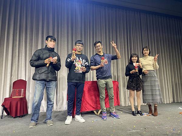 達樂斯牛排尾牙主持人+大型魔術表演+人入大氣球表演 (6).JPG