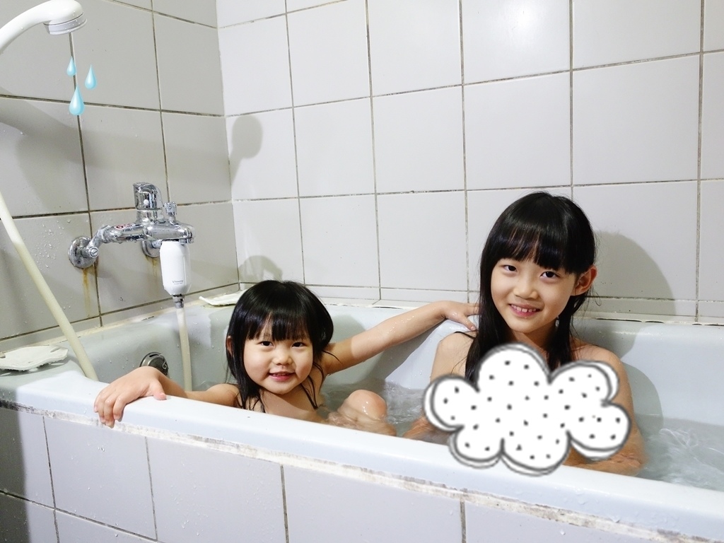 笑顔のかわいい女の子はお風呂します。 — 图库照片©tan4ikk＃28436789