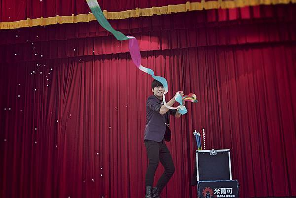 台中市政府兒童歡樂派活動魔術表演、小丑表演、人入大汽球、魔幻泡泡秀