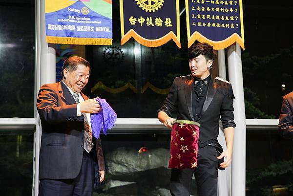 台中扶輪社聖誕晚會活動魔術表演