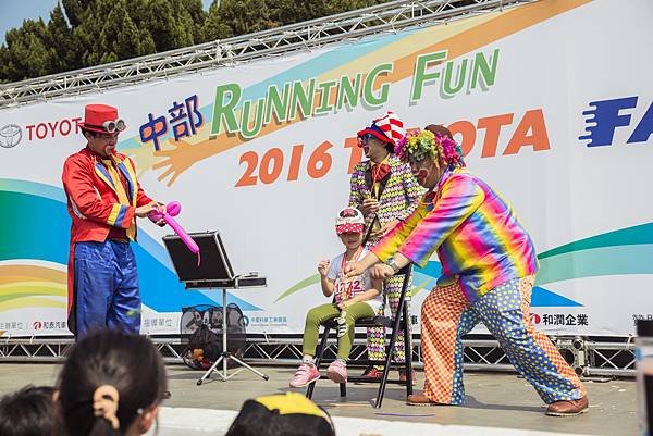 2016.11.06 南投-中興新村-Toyota路跑家庭日魔術表演、小丑舞台、氣球小丑、人入氣球、行動雕像、樂團主持