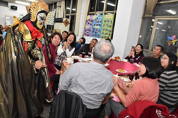 2018國民魚丸尾牙主持人+川劇變臉+奇幻泡泡秀+美女魔術師 (4).jpg