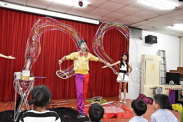 2018國民魚丸尾牙主持人+川劇變臉+奇幻泡泡秀+美女魔術師 (9).jpg