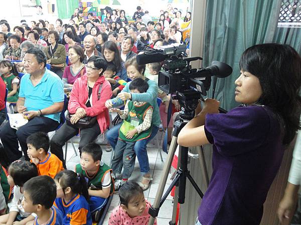 2011過港幼稚園重陽節兩百人魔術教學 (30).jpg