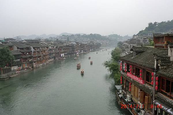 082.鳳凰城~虹橋~俯瞰沱江.JPG