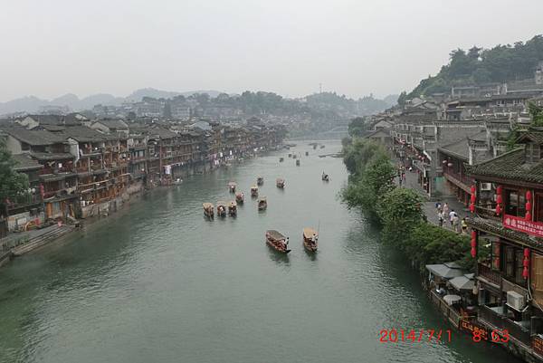 087.鳳凰城~虹橋~俯瞰沱江.JPG