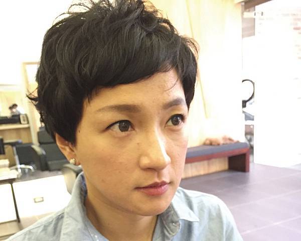 有如小男生般.淘氣俏皮感覺的女性短髮