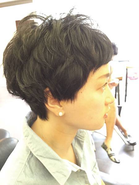 有如小男生般.淘氣俏皮感覺的女性短髮.東區剪髮小隆推薦magic.salon