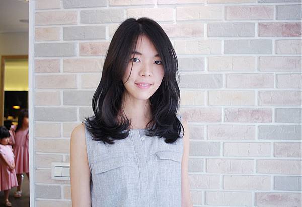 ~清新脫俗~般的染髮風格[墨黑綠色系染髮]台北東區魔髮小隆染髮分享推薦今夏流行髪色