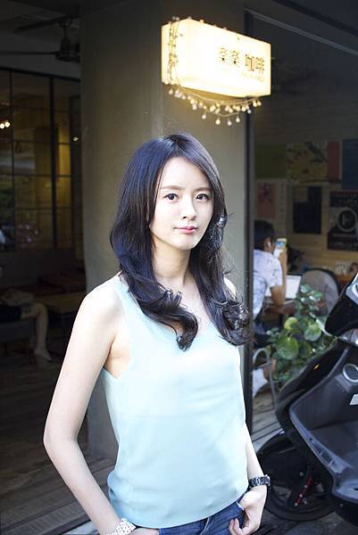 深邃之秋來臨了~妳還沒換新髪色嗎?[黑紫色係染髮]台北東區剪髮染髮小隆作品分享