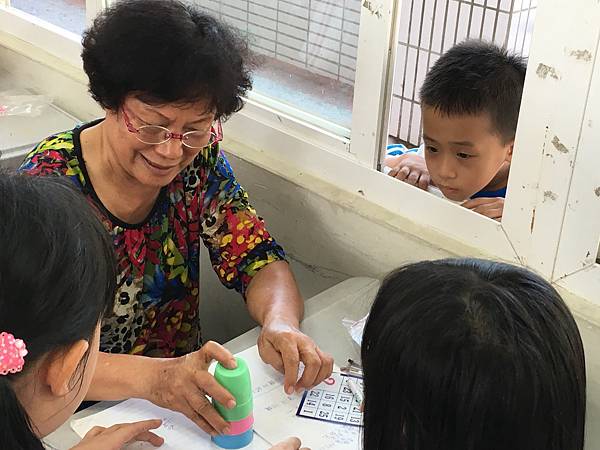 高雄林園國小樂齡學習中心魔術教學講師 (14).JPG