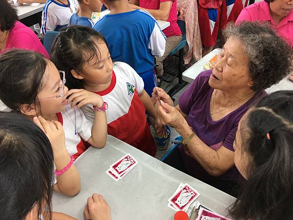 高雄林園國小樂齡學習中心魔術教學講師 (13).JPG