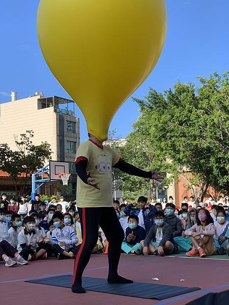 福山國小聖誕節小丑主演+人入大氣球 (4).JPG