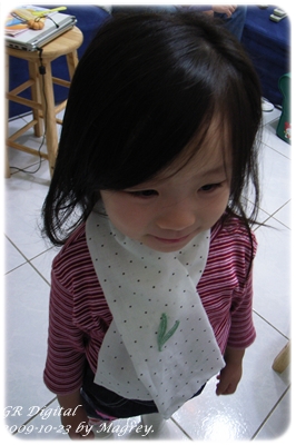 白底水玉幼兒圍巾3.JPG 白底水玉幼兒圍巾3.JPG