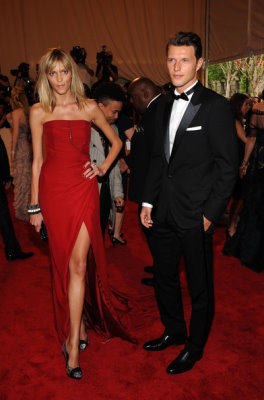 Met Gala 2010 - Anja Rubik & Sasha Knezevic 