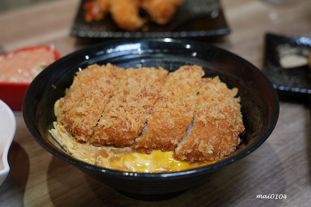 桃園美食｜新丼創意丼飯專賣～多達20多種丼飯選擇，提供麥茶、