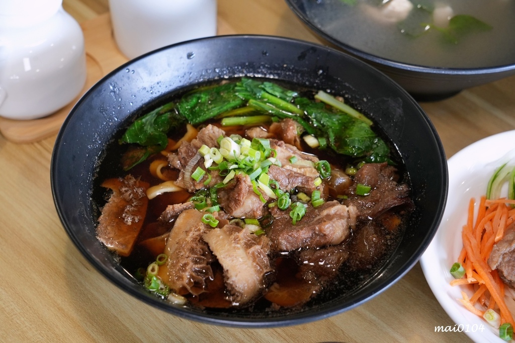 中壢牛肉麵推薦｜鍾小勤麵食館～免費加麵、加湯，豆花、飲料無限