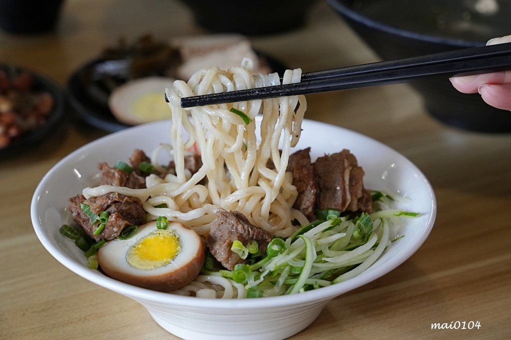 中壢牛肉麵推薦｜鍾小勤麵食館～免費加麵、加湯，豆花、飲料無限