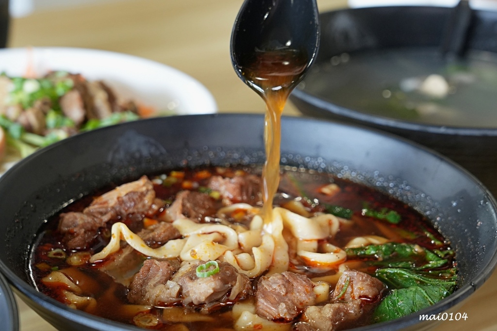 中壢牛肉麵推薦｜鍾小勤麵食館～免費加麵、加湯，豆花、飲料無限