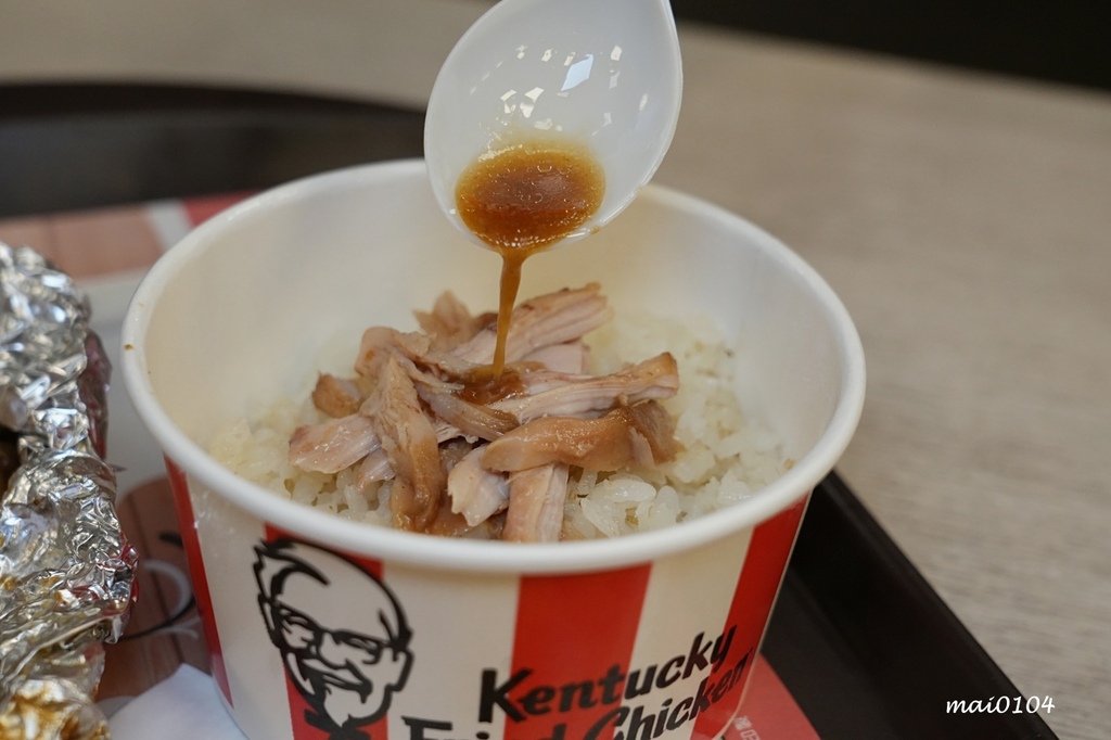 肯德基與雙月食品聯名推出『剝皮辣椒紙包雞XL套餐』，風味雞汁