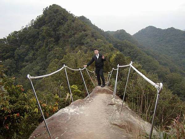 僅容一人通過的狹窄道路