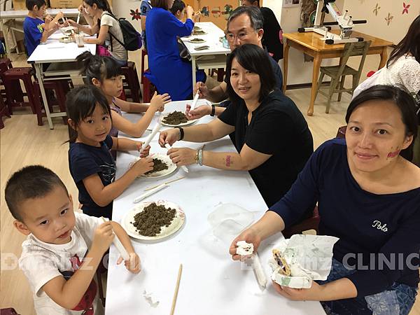 樂山-表演後與院生進行一場學習、與樂山天使一同包裝樂山艾草蚊香、艾草蚊香其實有點難度、院生手藝真的巧、巧手8-1.jpg