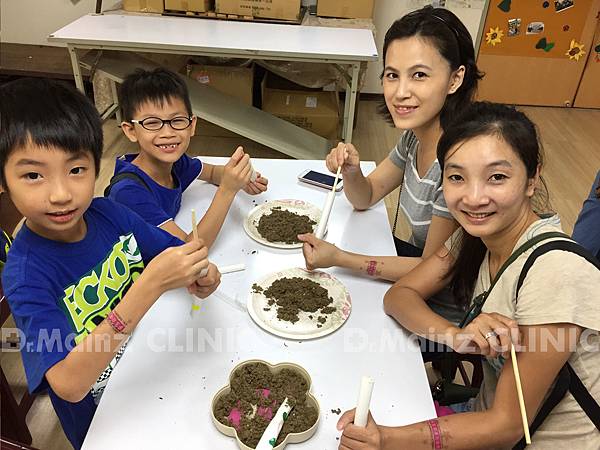 樂山-表演後與院生進行一場學習、與樂山天使一同包裝樂山艾草蚊香、艾草蚊香其實有點難度、院生手藝真的巧、巧手8-2.jpg