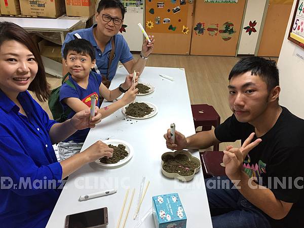 樂山-表演後與院生進行一場學習、與樂山天使一同包裝樂山艾草蚊香、艾草蚊香其實有點難度、院生手藝真的巧、巧手8-4.jpg 樂山-表演後與院生進行一場學習、與樂山天使一同包裝樂山艾草蚊香、艾草蚊香其實有點難度、院生手藝真的巧、巧手8-4.jpg
